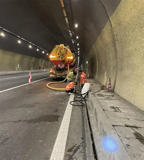 紫金隧道排水渠清淤